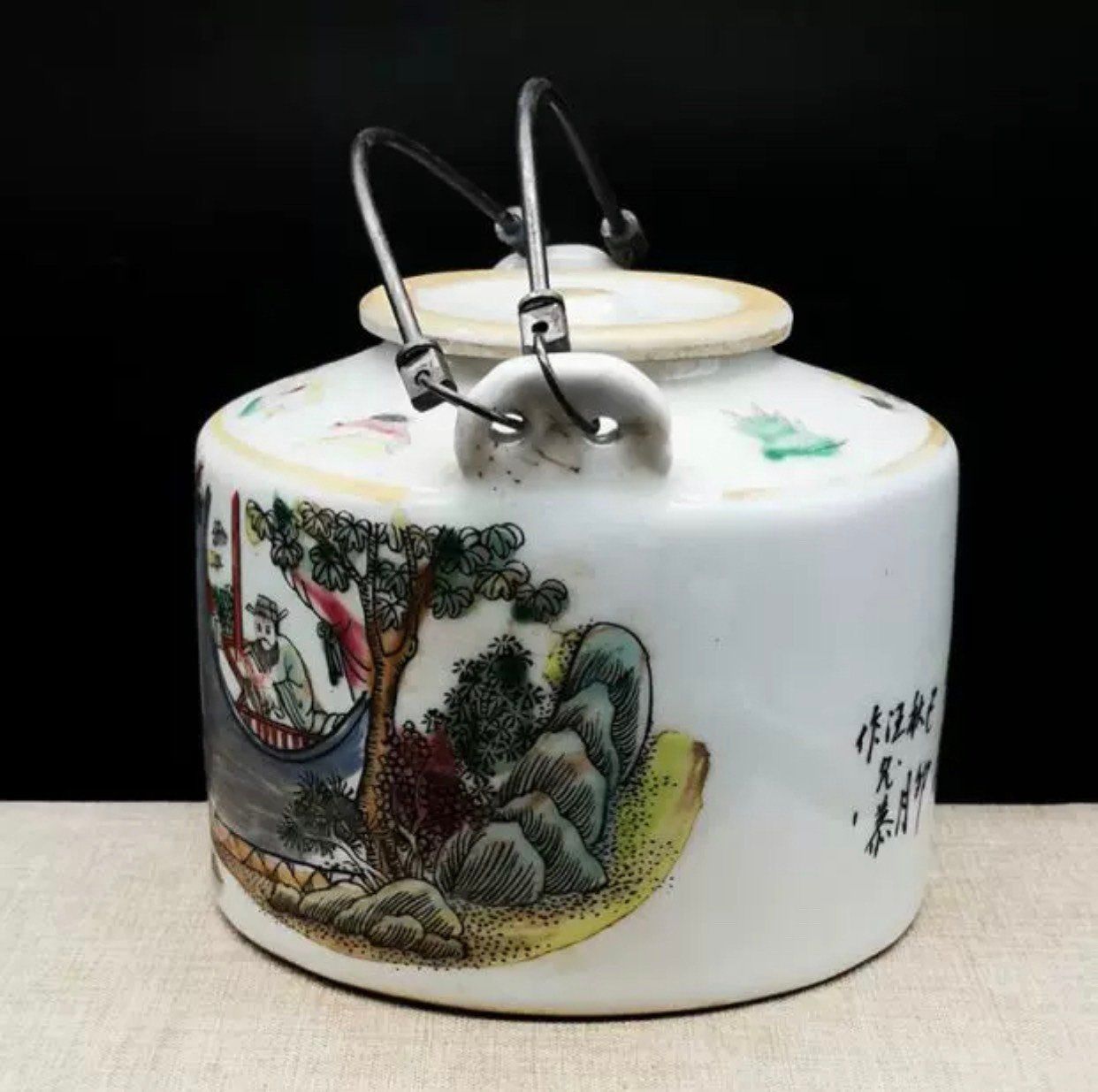 Ấm trà pastel cổ