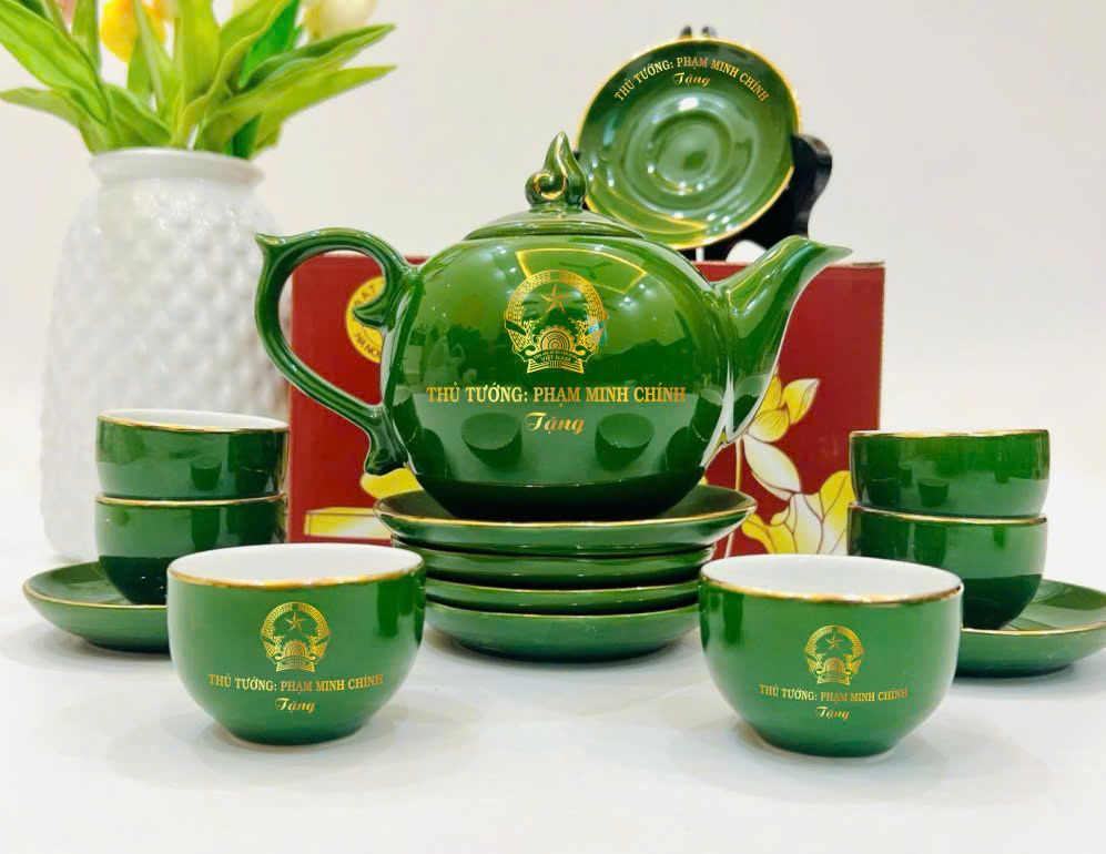 Bộ ấm chén ghi quà tặng Thủ tướng Phạm Minh Chính