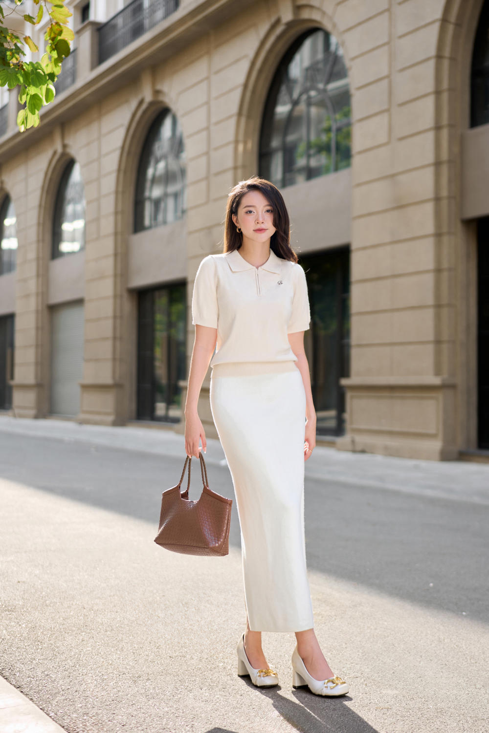 Ngọt ngào cho buổi hẹn hò với chân váy midi và áo len tăm