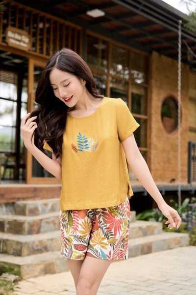 Bộ đồ mặc nhà chất đũi thoáng mát hoạ tiết thêu cổ thuyền phối quần đùi