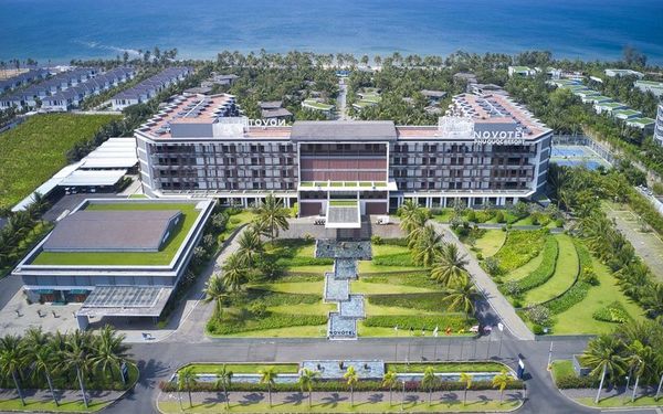 Novotel Phú Quốc với dãy tòa nhà bên bãi biển nhìn từ trên cao