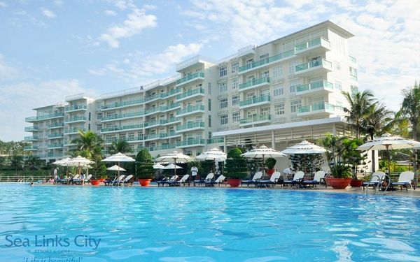 Pool Bar tại Ocean Vista Sea Links Mũi Né
