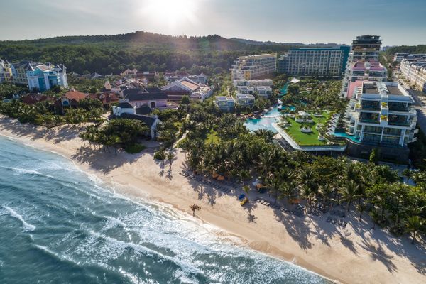 Premier Residences Phú Quốc Resort bên bãi biển nhìn từ flycam