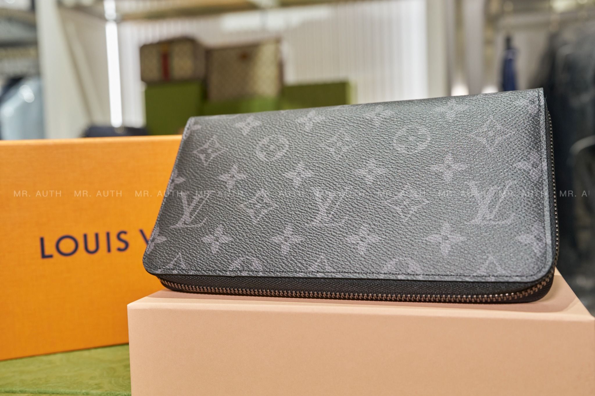 Louis Vuitton Zippy Organiser.