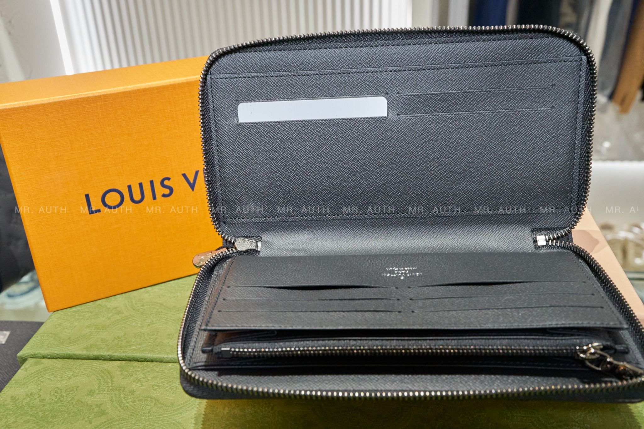 Louis Vuitton Zippy Organiser.