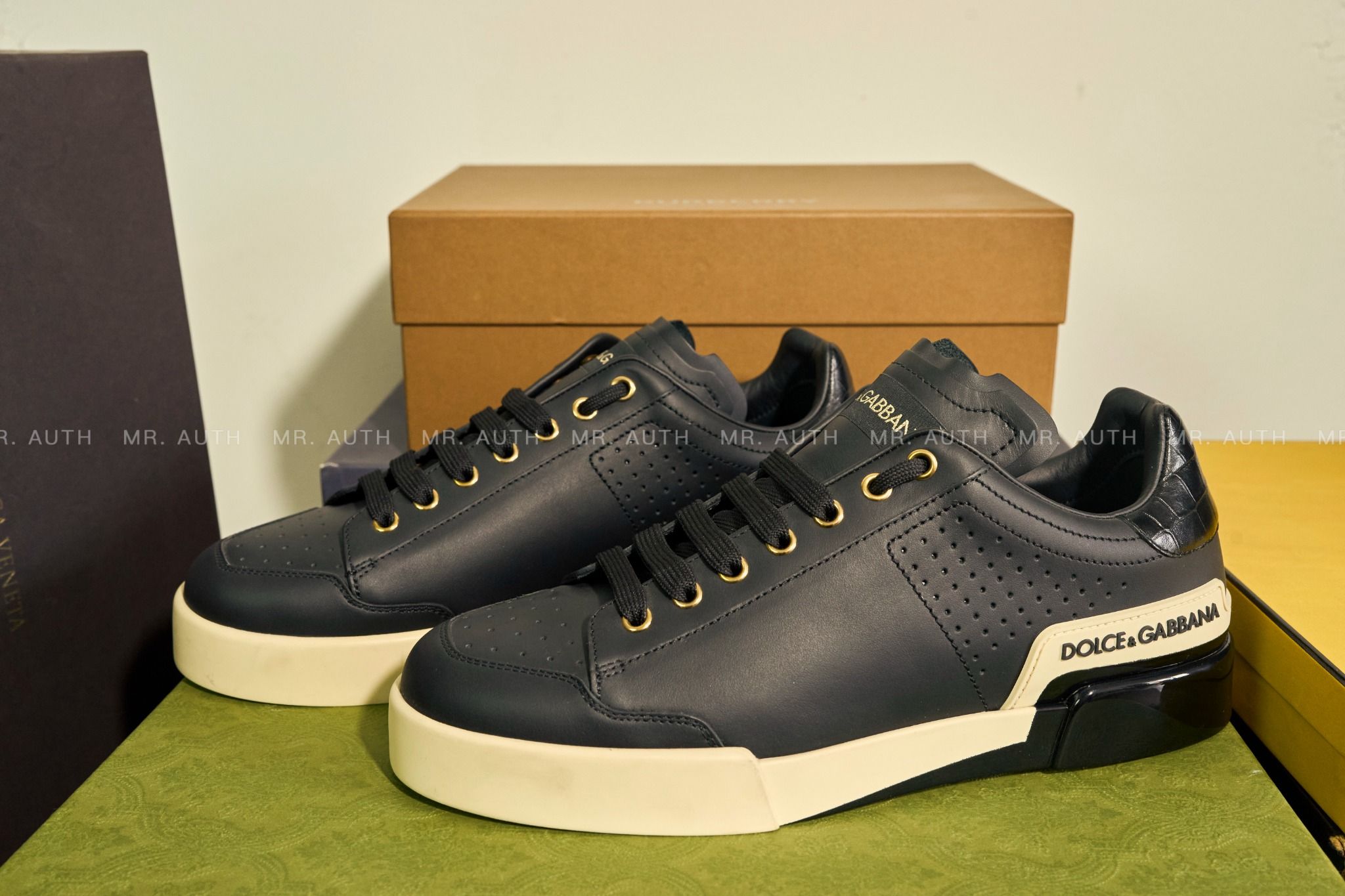 Dolce & Gabbana Sneakers.