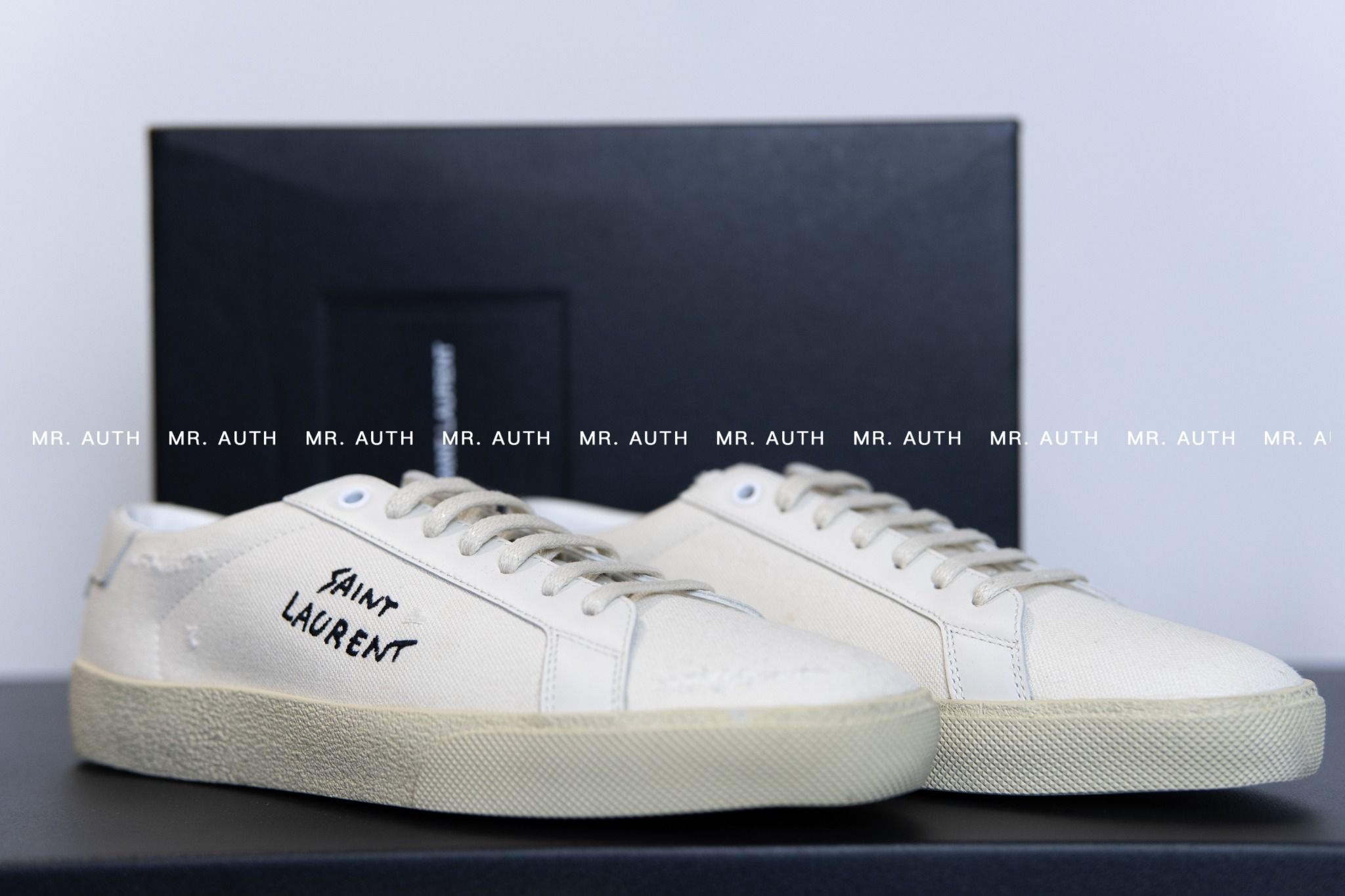 Saint Laurent Sneaker.
