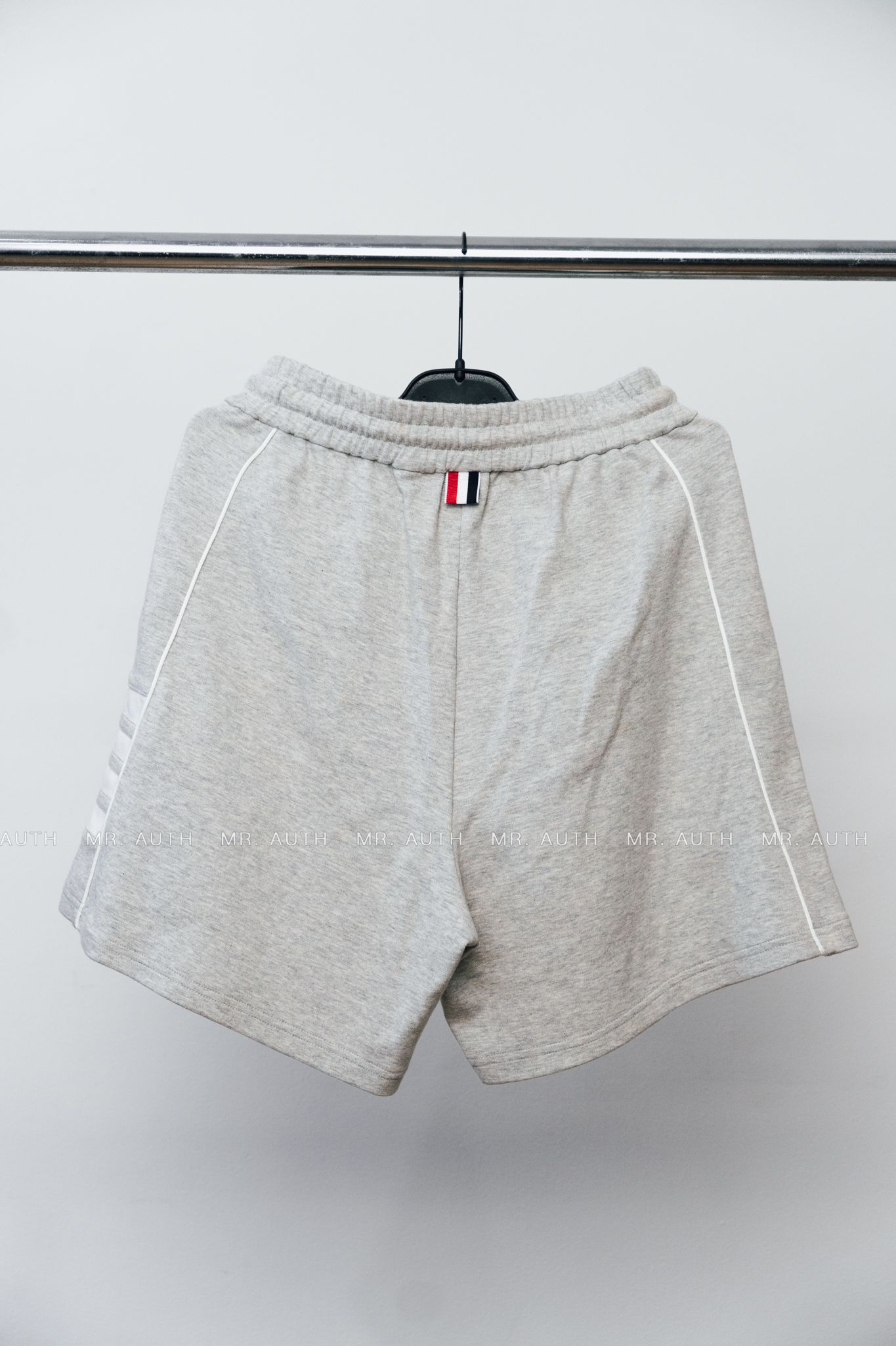 Quần Thom Browne Medium Plain Weave Suiting 4-Bar Shorts.