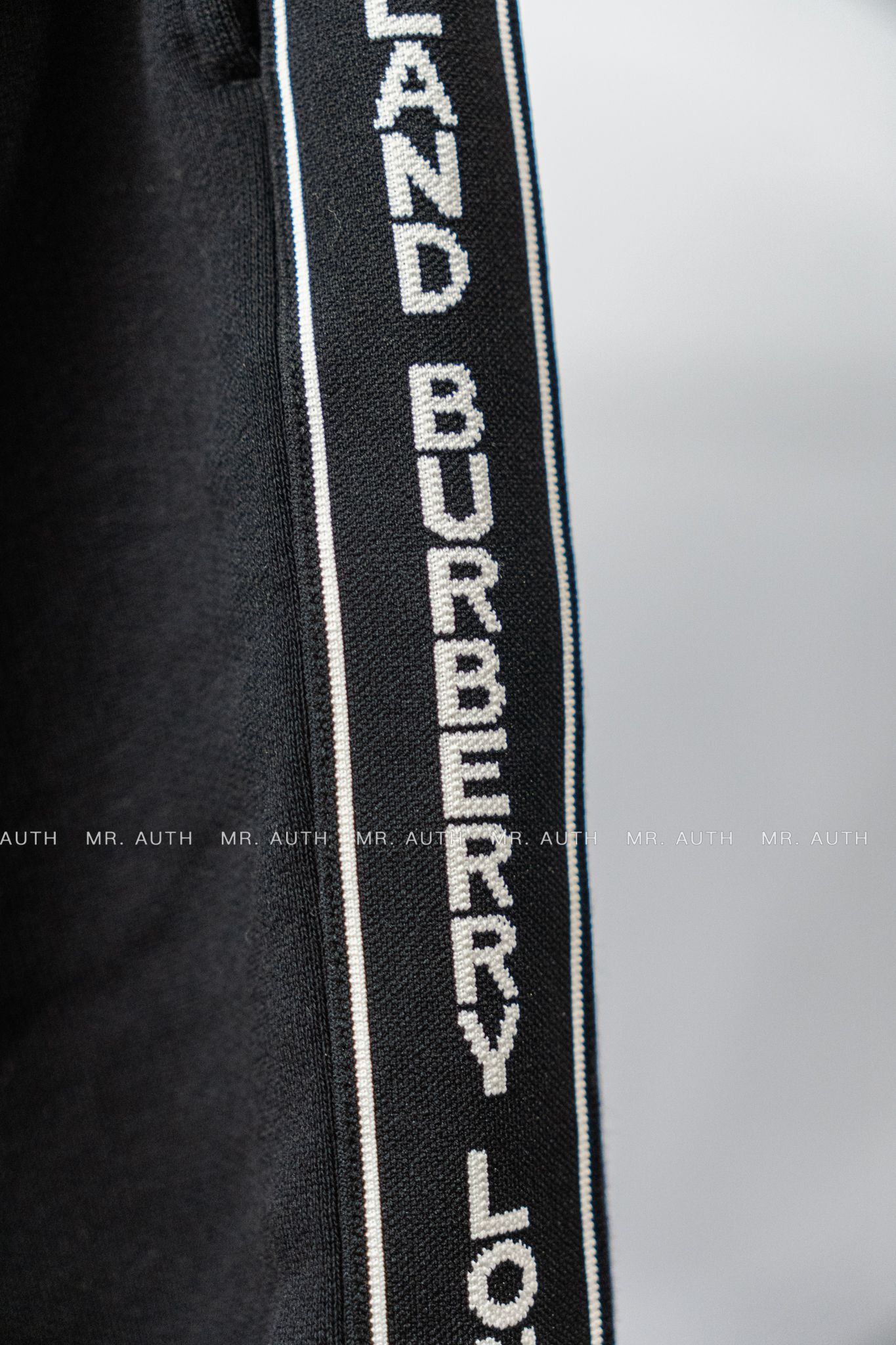 Quần Burberry Regal Shorts.