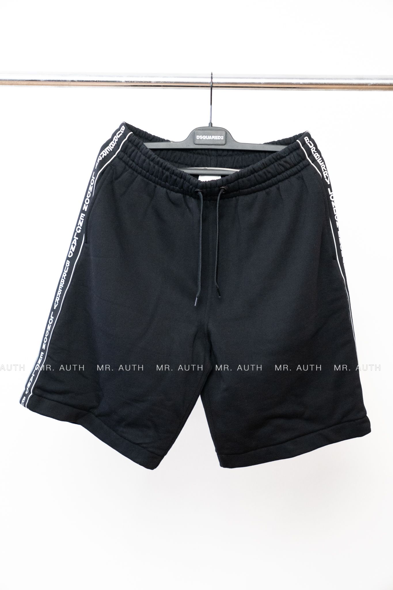 Quần Burberry Regal Shorts.