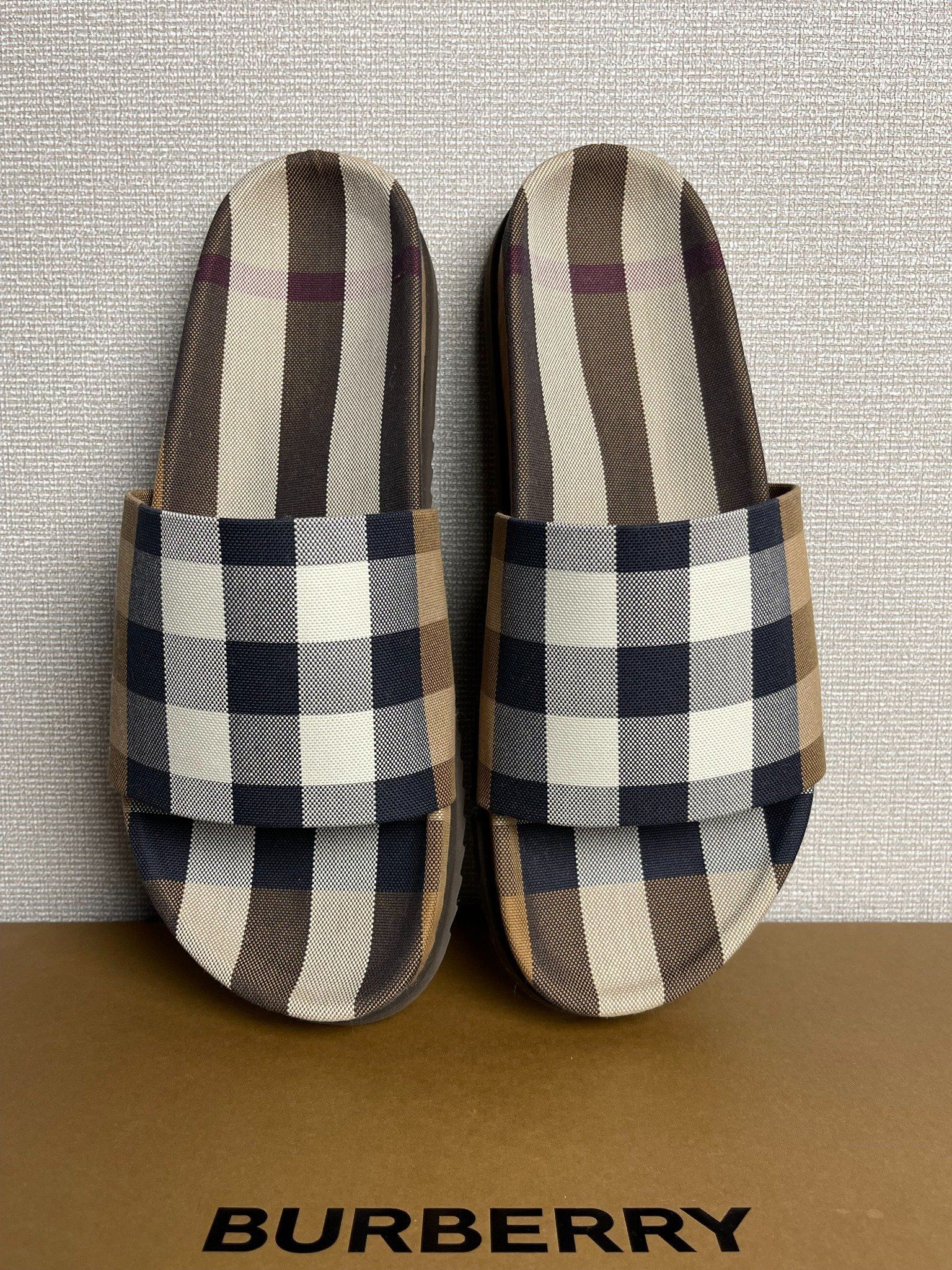 Dép Burberry Checked Slides.