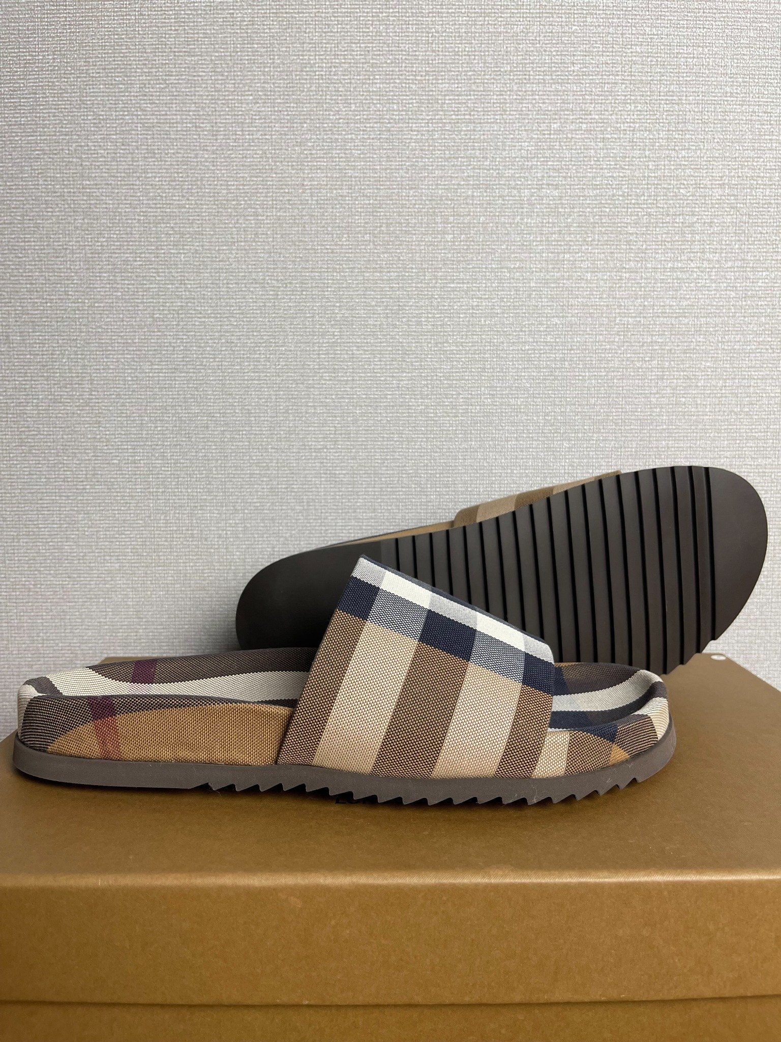 Dép Burberry Checked Slides.