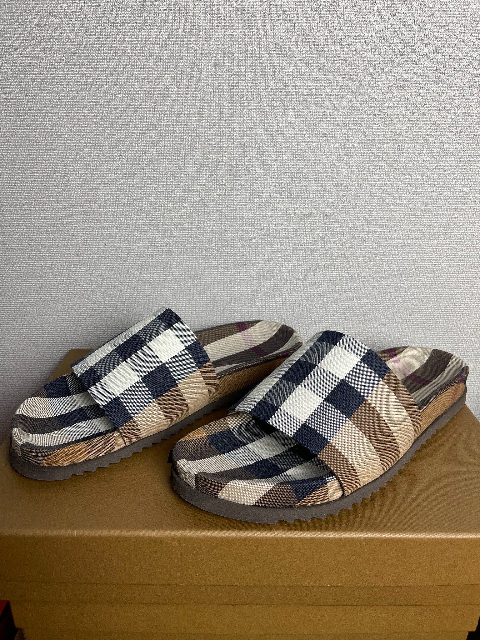 Dép Burberry Checked Slides.