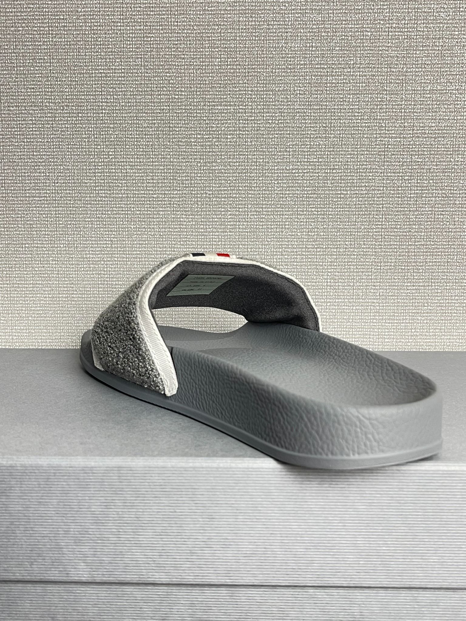 Dép Thom Browne Terry Cloth Rubber Slide Sandals.