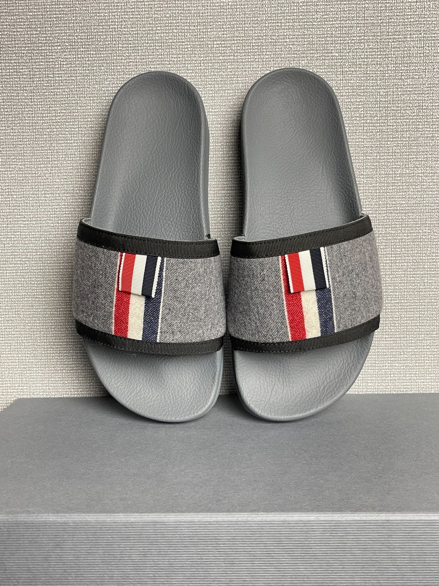 Dép Thom Browne Terry Cloth Rubber Slide Sandals.