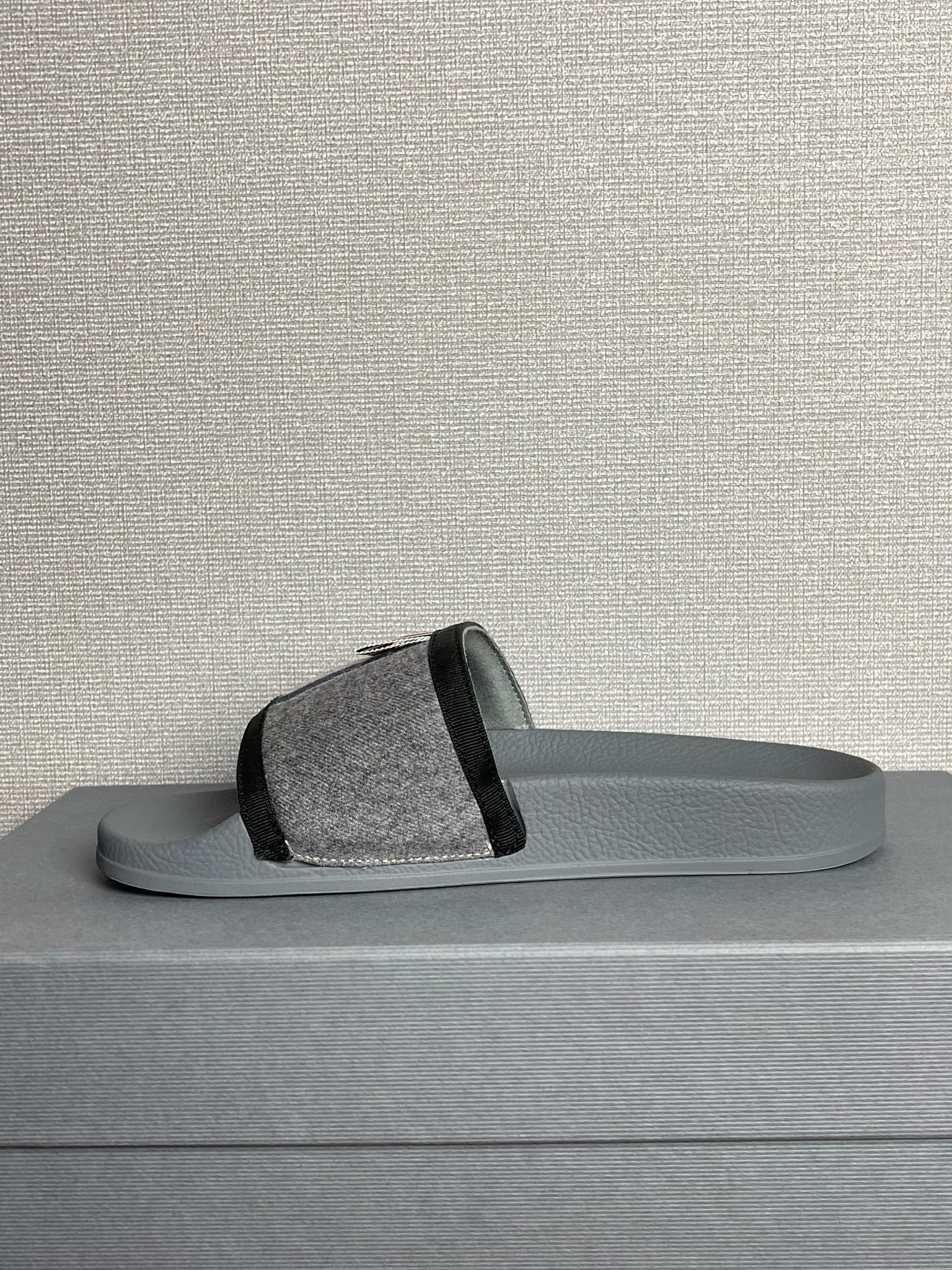 Dép Thom Browne Terry Cloth Rubber Slide Sandals.