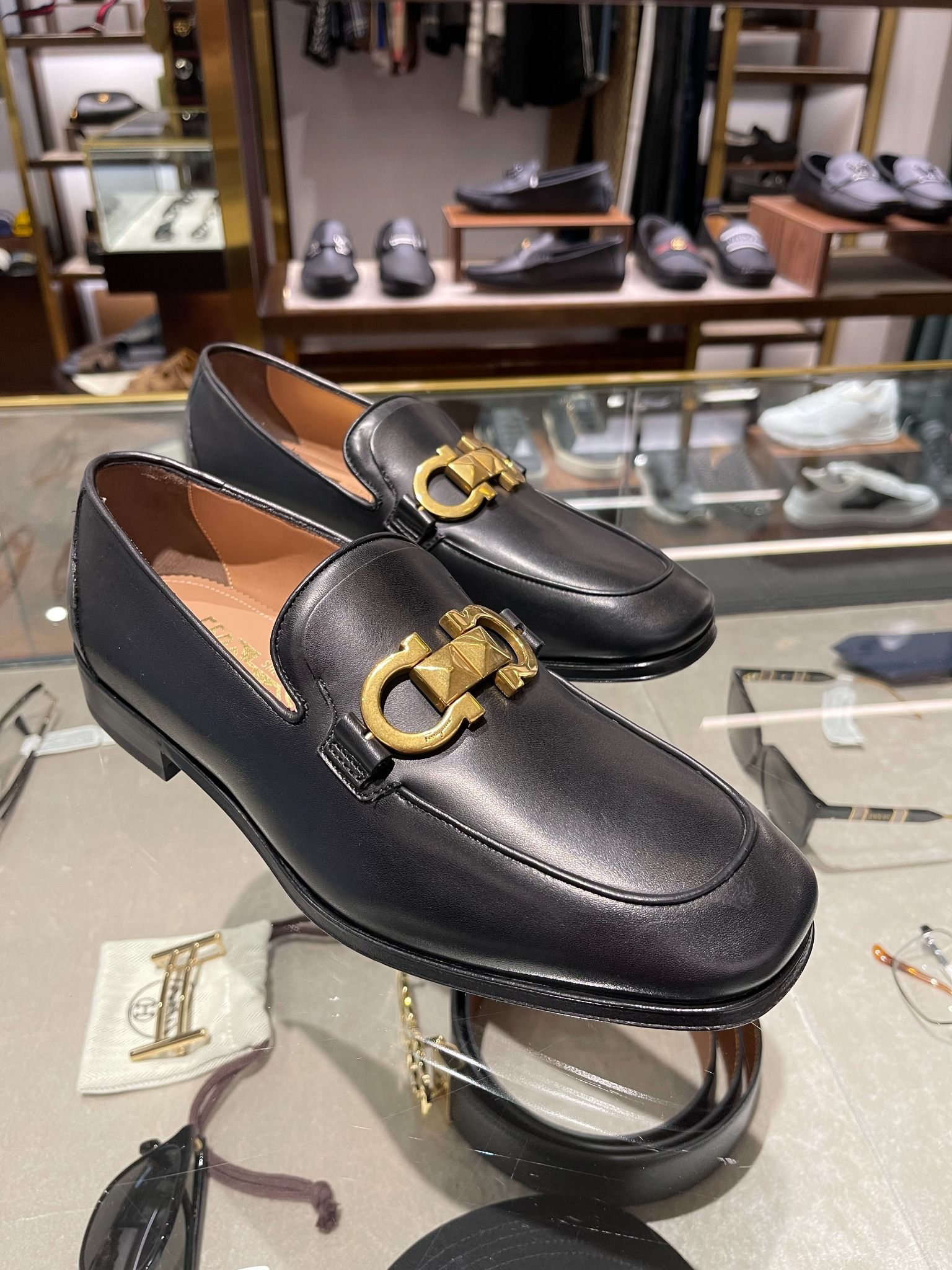 Giày Salvatore Farragamo Embroidered Gancini Leather Loafer.
