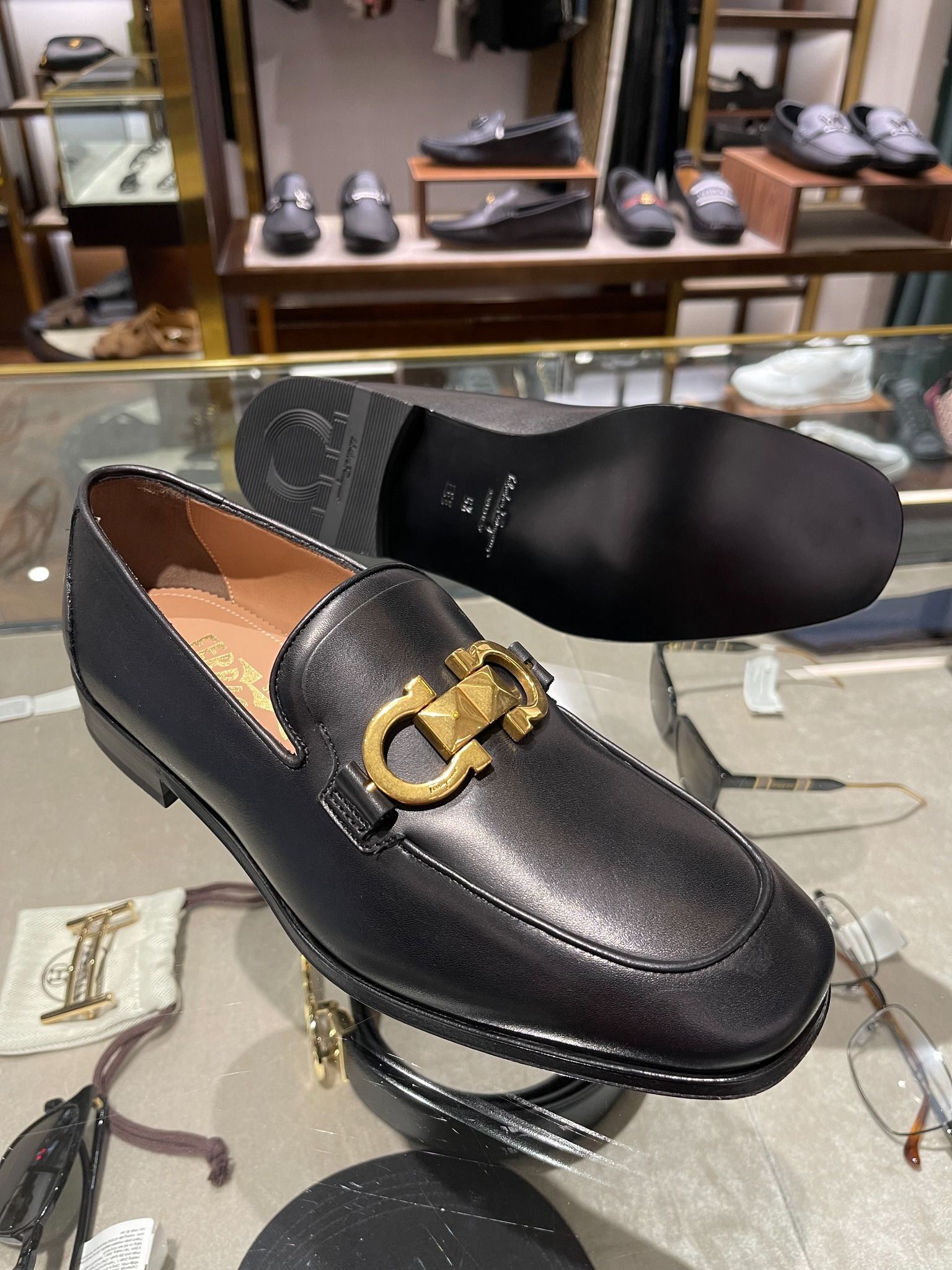 Giày Salvatore Farragamo Embroidered Gancini Leather Loafer.