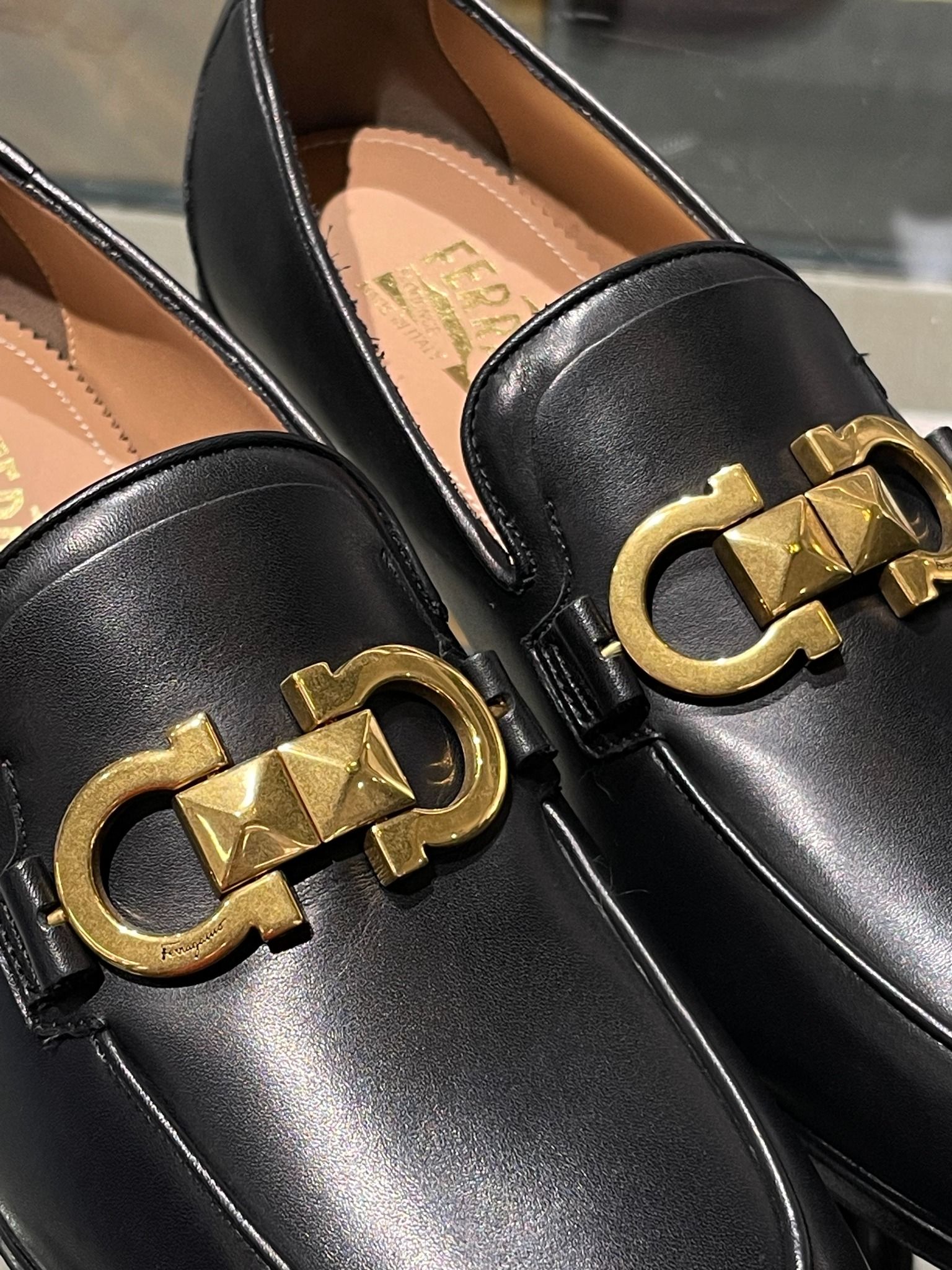 Giày Salvatore Farragamo Embroidered Gancini Leather Loafer.