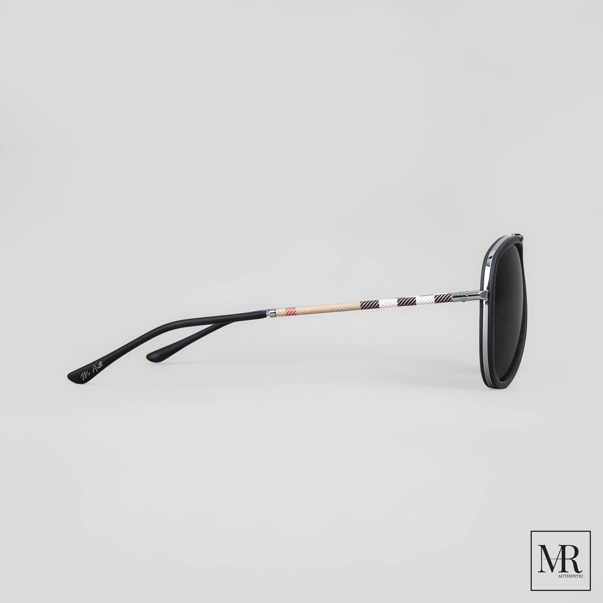 Kính mát Burberry Sunglasses.