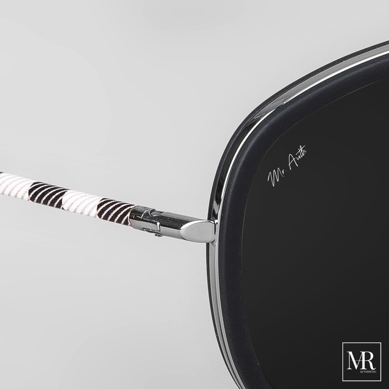 Kính mát Burberry Sunglasses.
