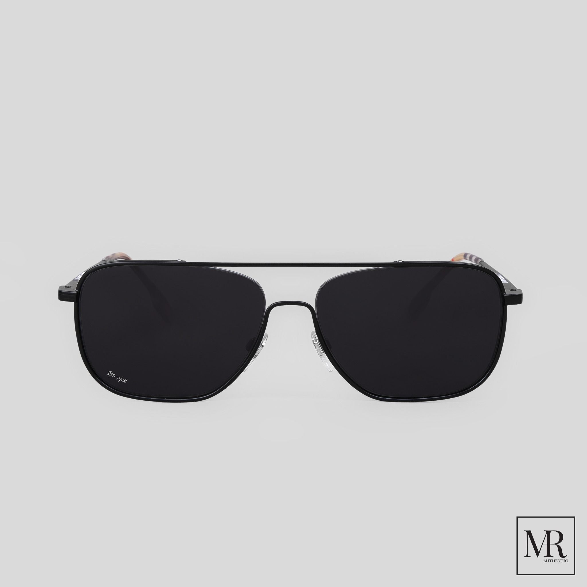 Kính mát Burberry Sunglasses.