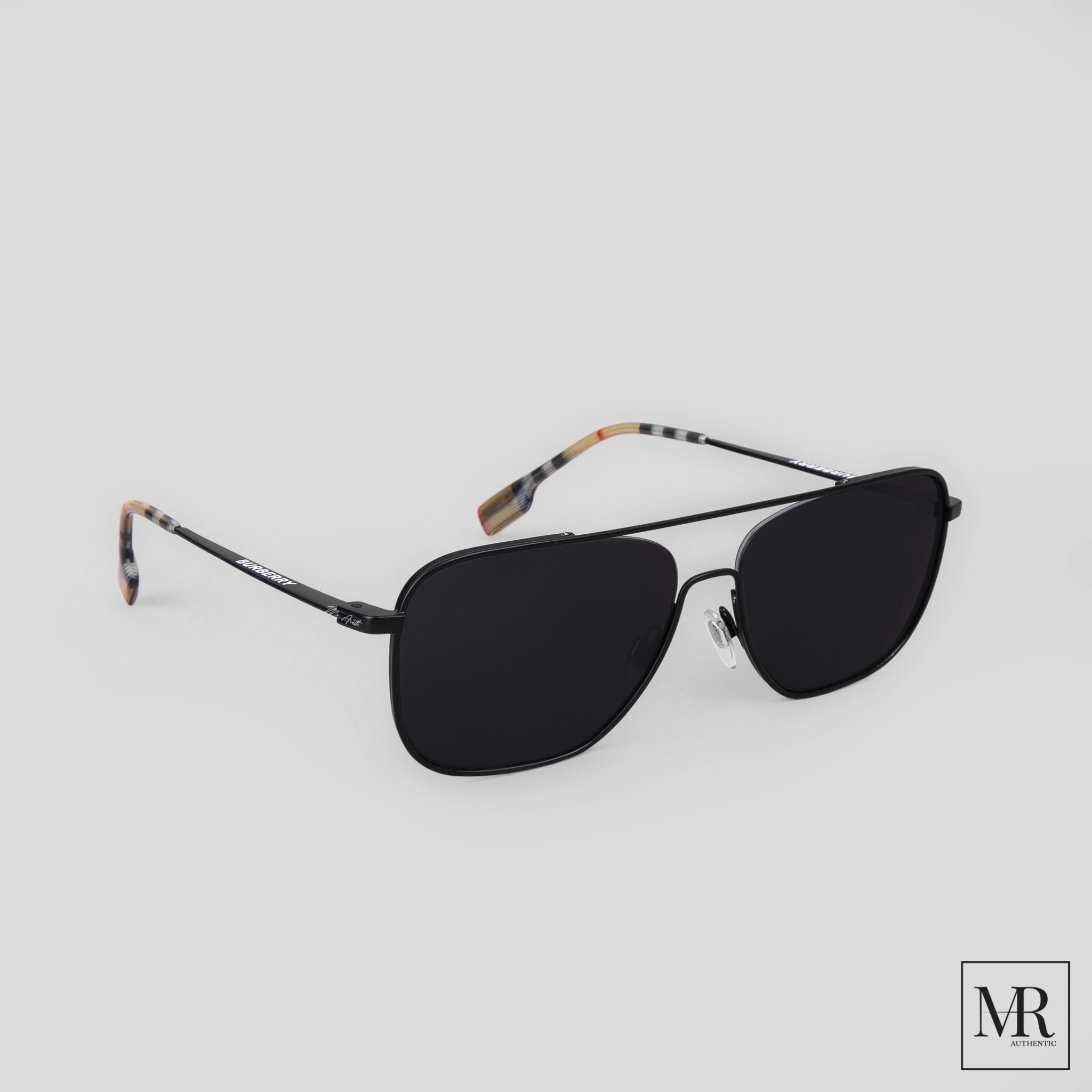 Kính mát Burberry Sunglasses.