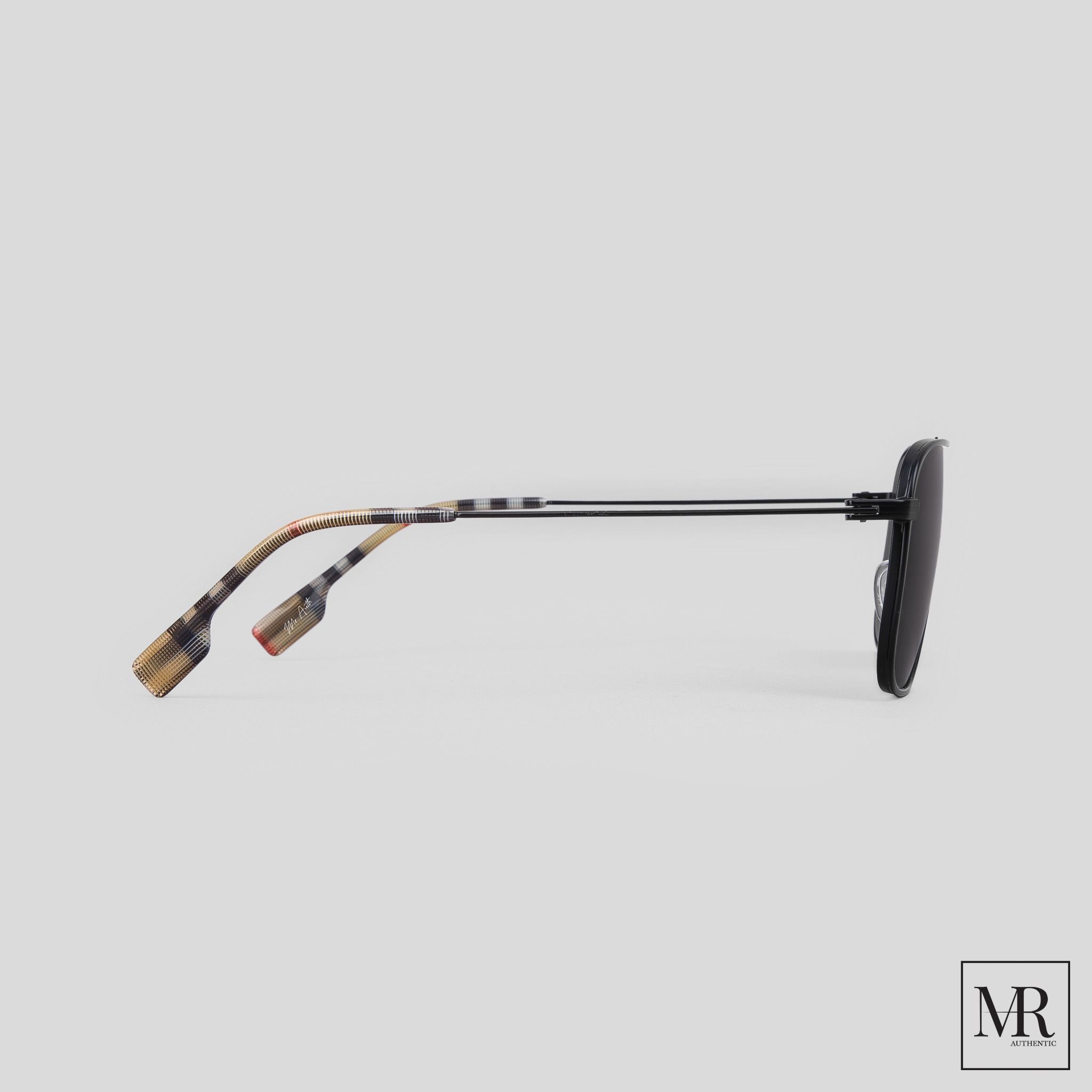 Kính mát Burberry Sunglasses.