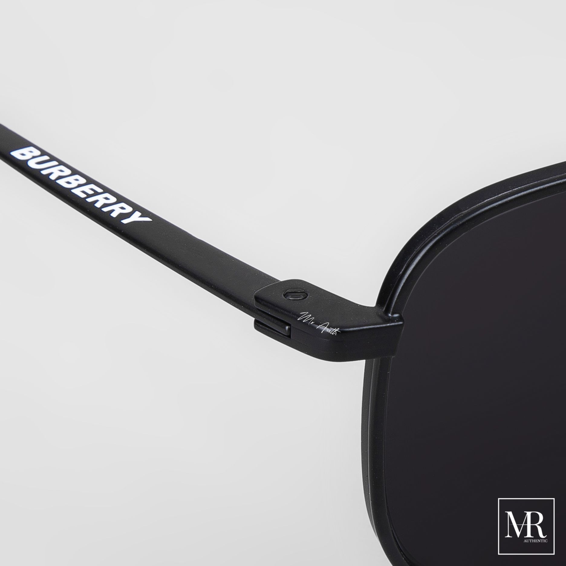 Kính mát Burberry Sunglasses.