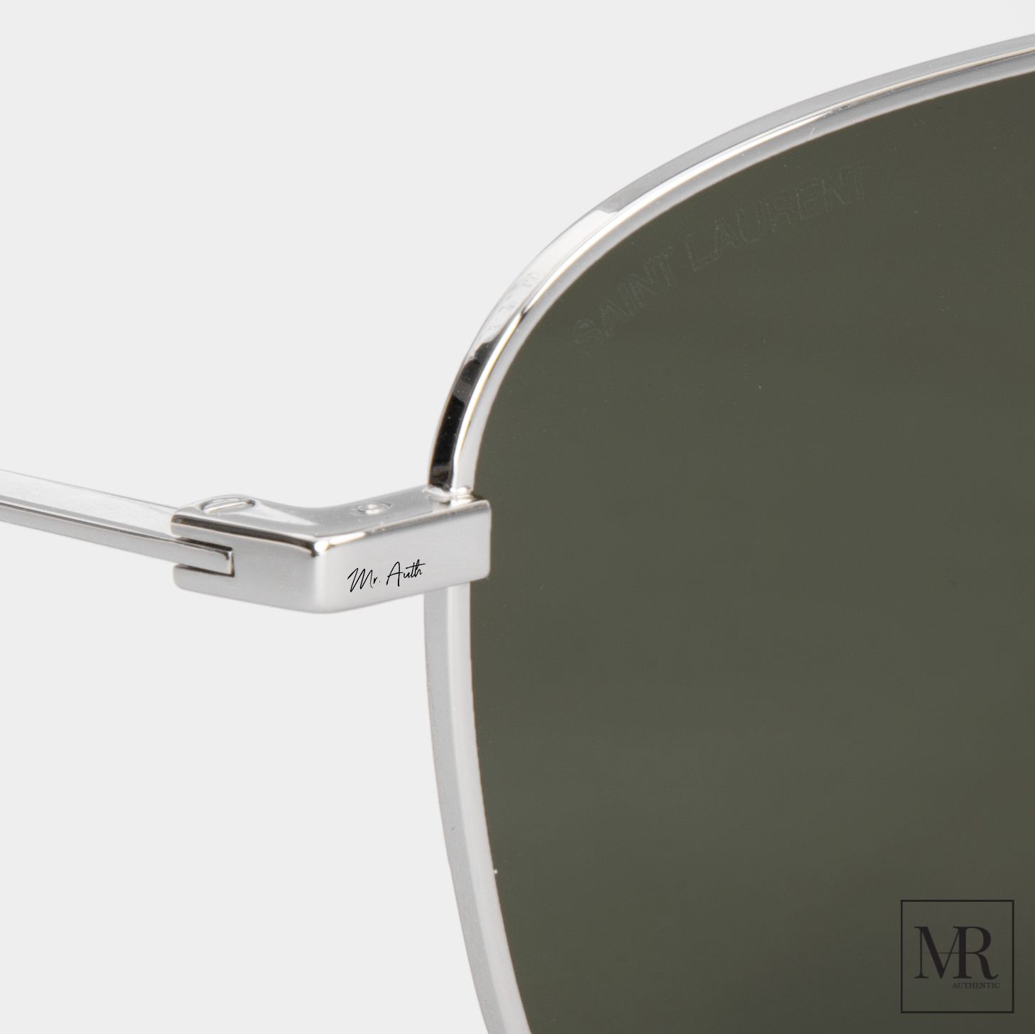 Kính mát Saint Laurent Sunglasses.