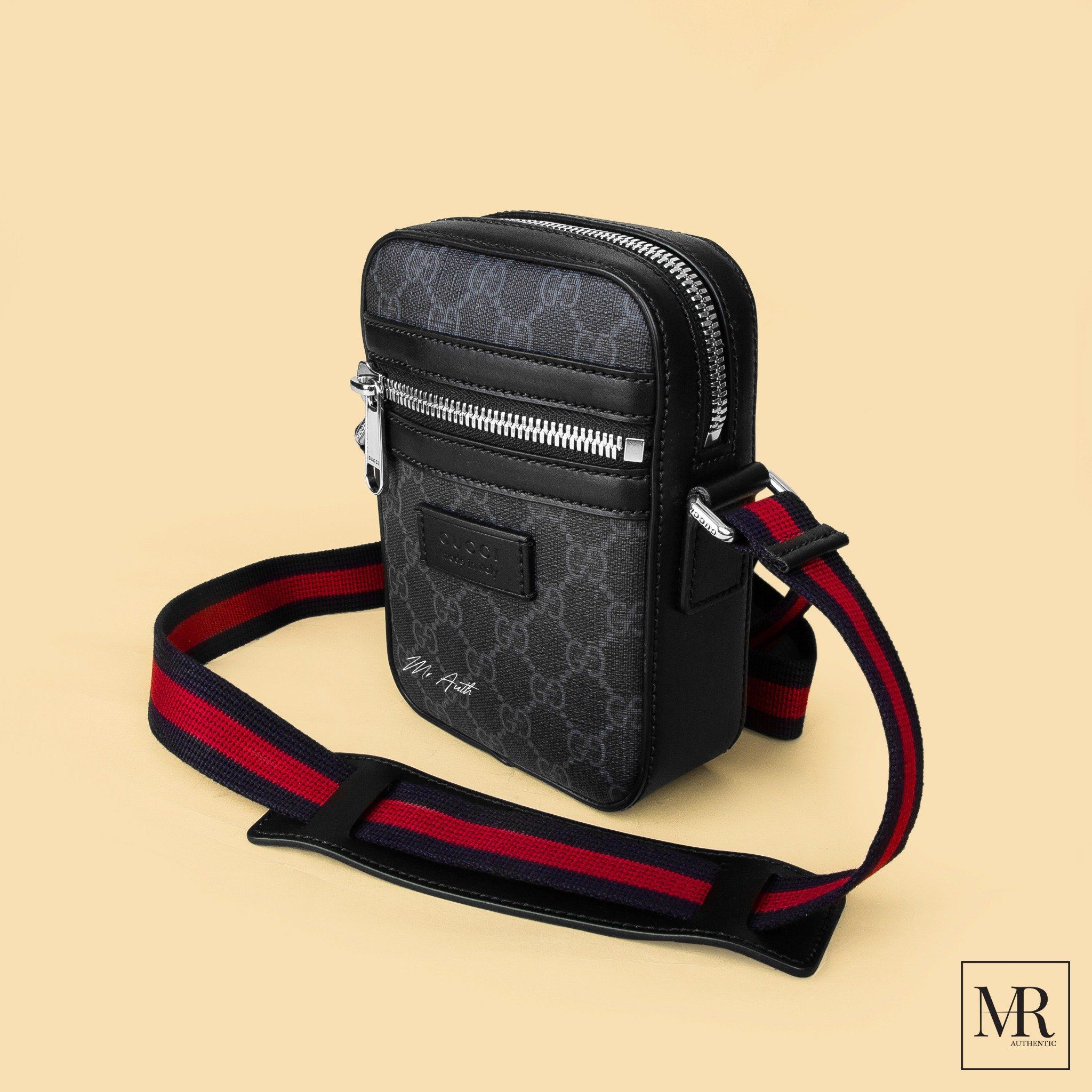 Túi Gucci GG Black Messenger.