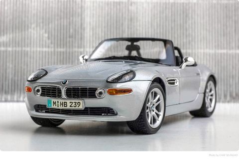  Xe mô hình tỉ lệ 1:18 BMW Z8 