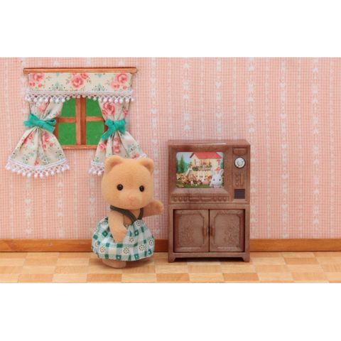  Sylvanian Families Gấu nhỏ và chiếc tivi - Bear Sister with TV set 