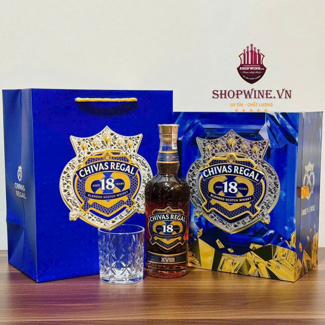 RƯỢU CHIVAS 18 NĂM HỘP QUÀ TẾT 2025