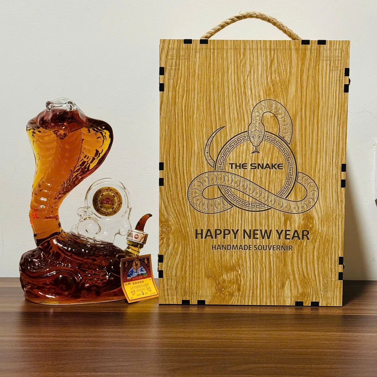 Rượu linh vật rắn 2025