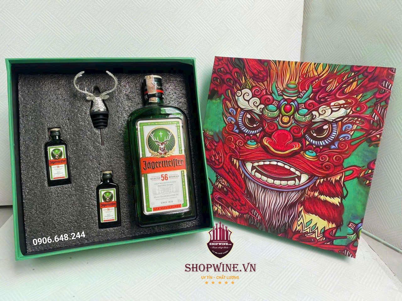 Rượu Jagermeister Hộp Quà 700ml Kèm 2 Chai mini + 1 Vòi Rót màu bạc