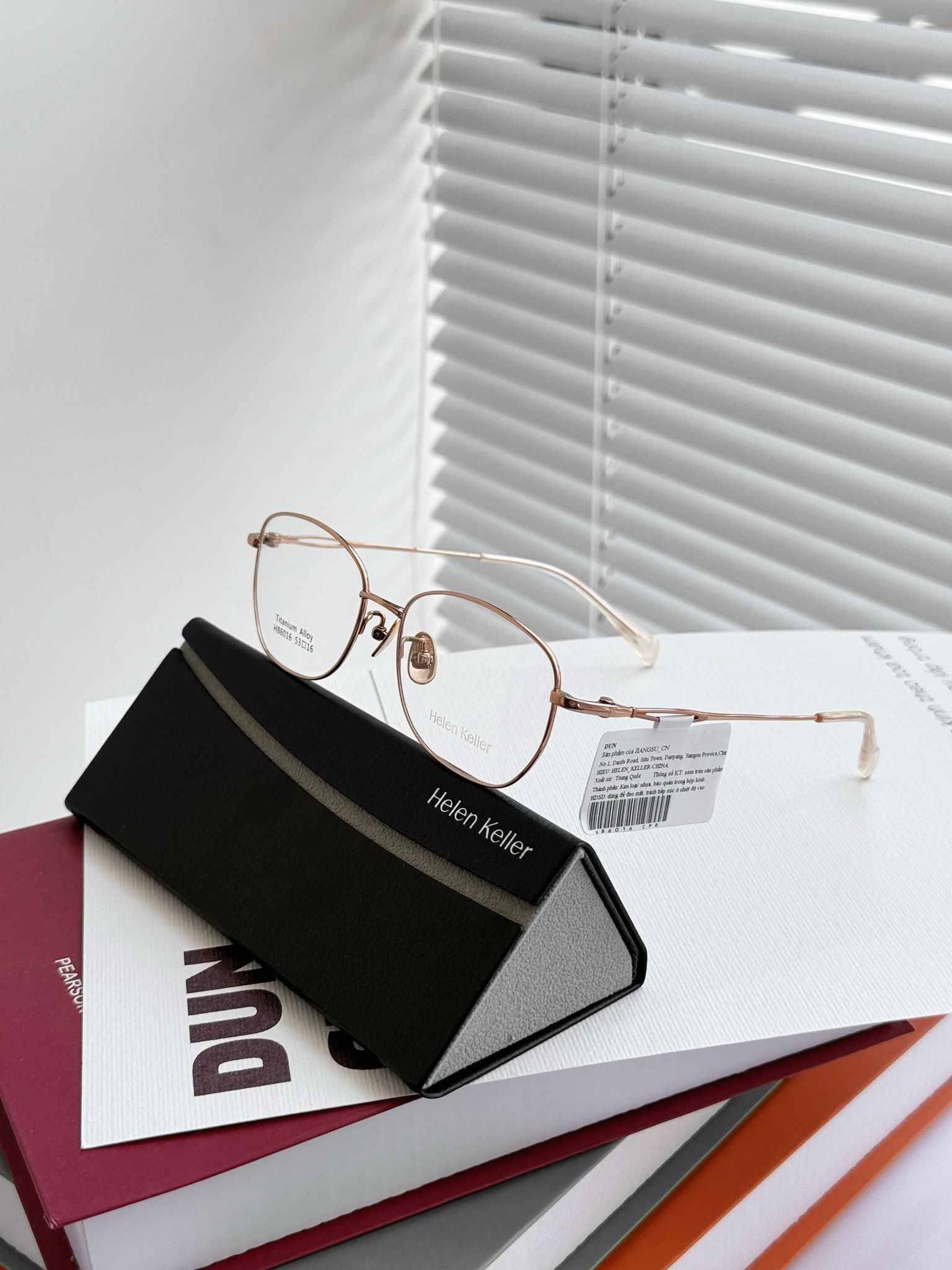 Mắt kính titanium Helen Keller H86016