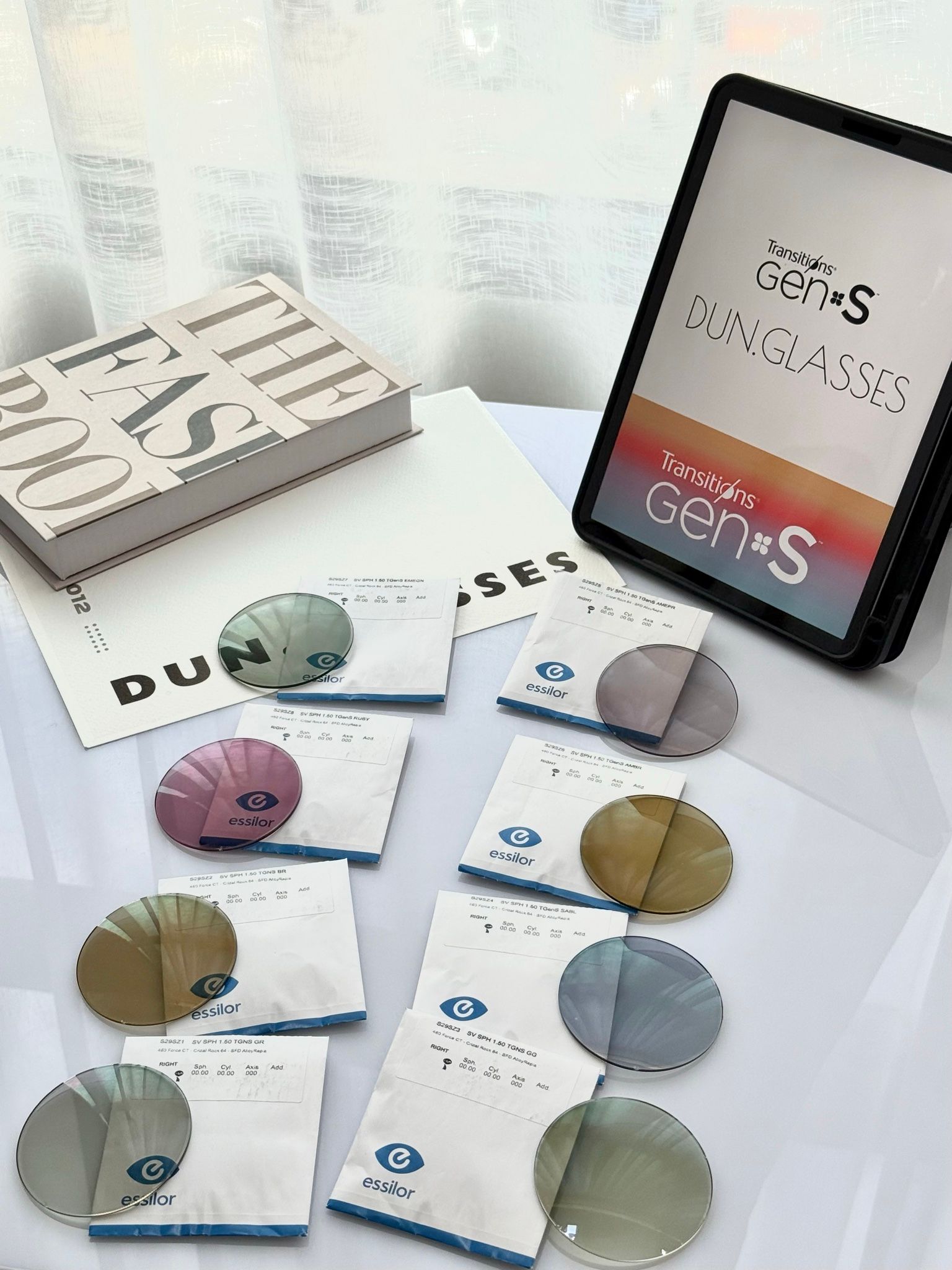 Tròng đổi màu Transitions Gen S - Essilor