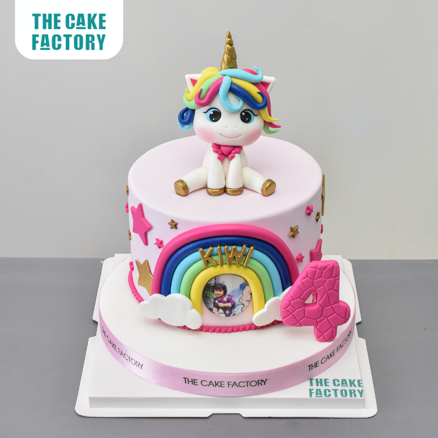  Bánh fondant tạo hình unicorn cầu vồng đáng yêu 