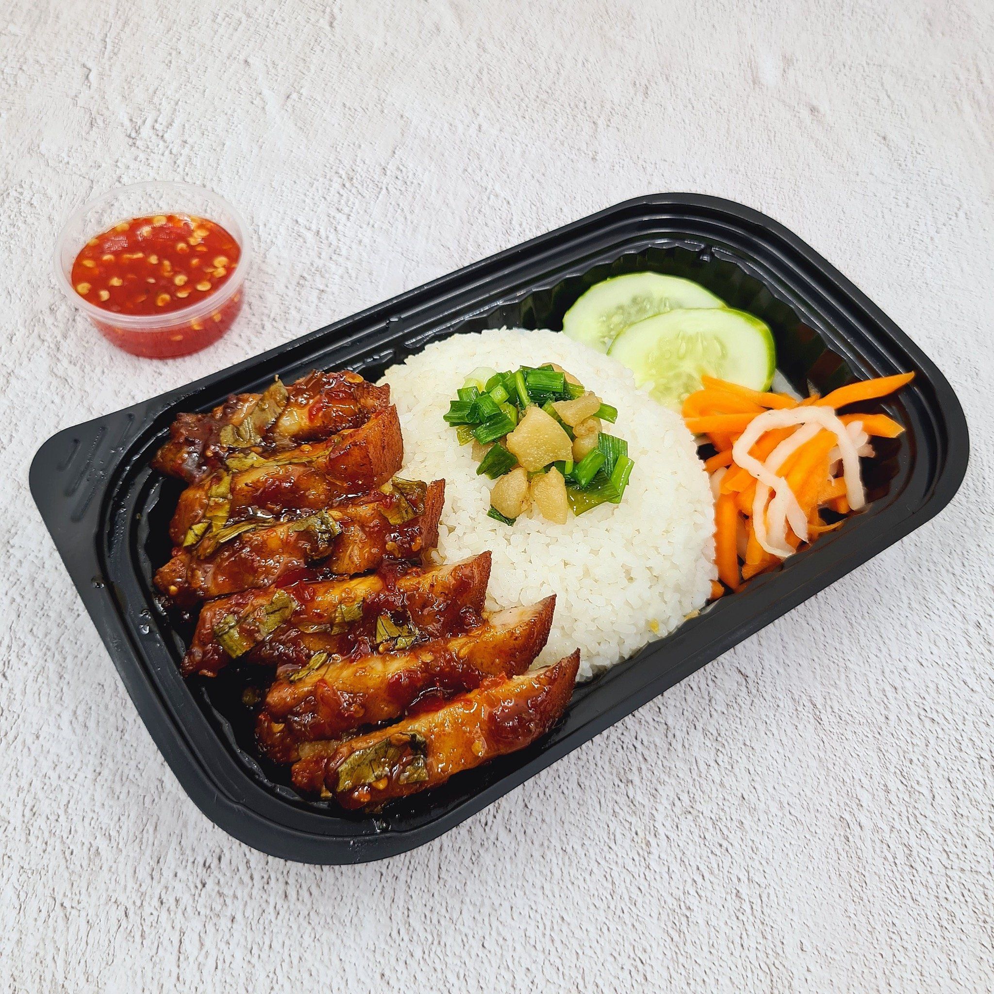 Cơm Ba Rọi Rút Sườn Xốt Thái