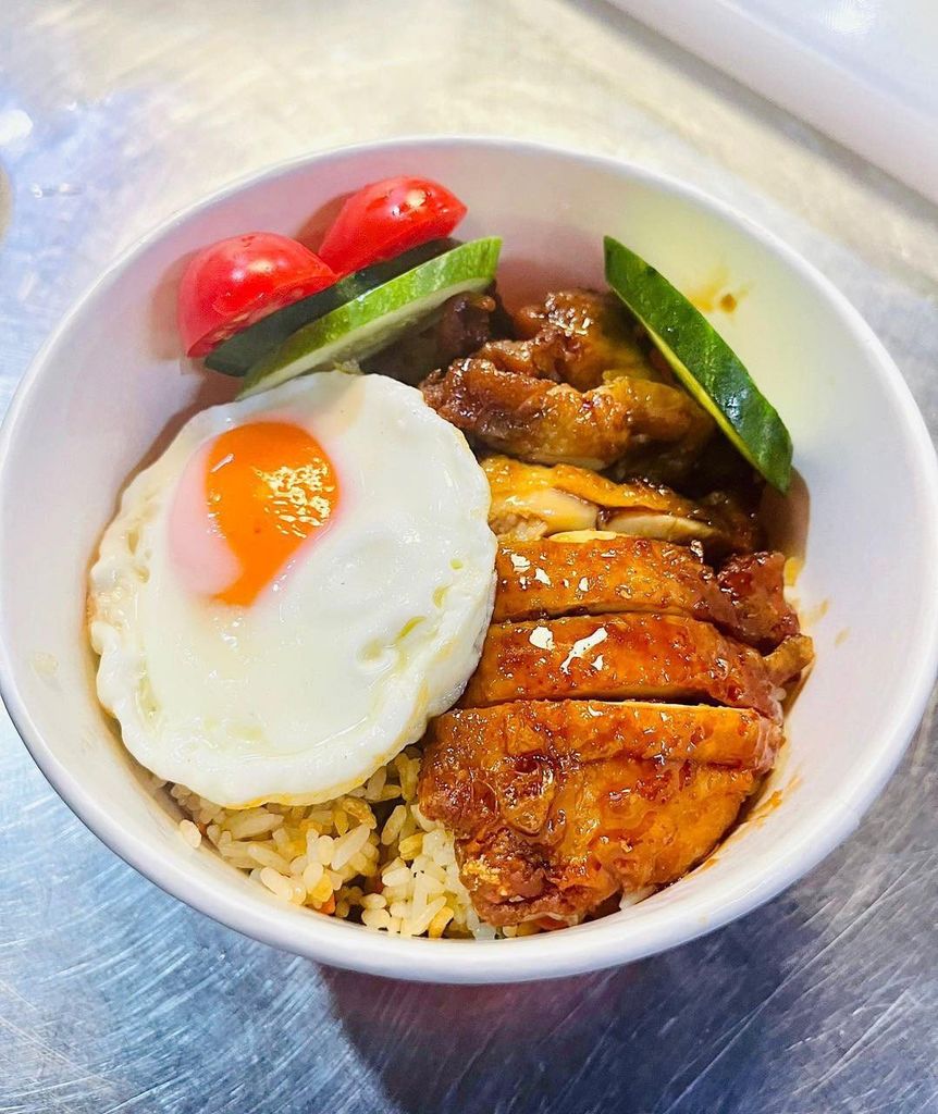 Cơm Thố Xá Xíu, Gà Xá Xíu và Trứng Ốp