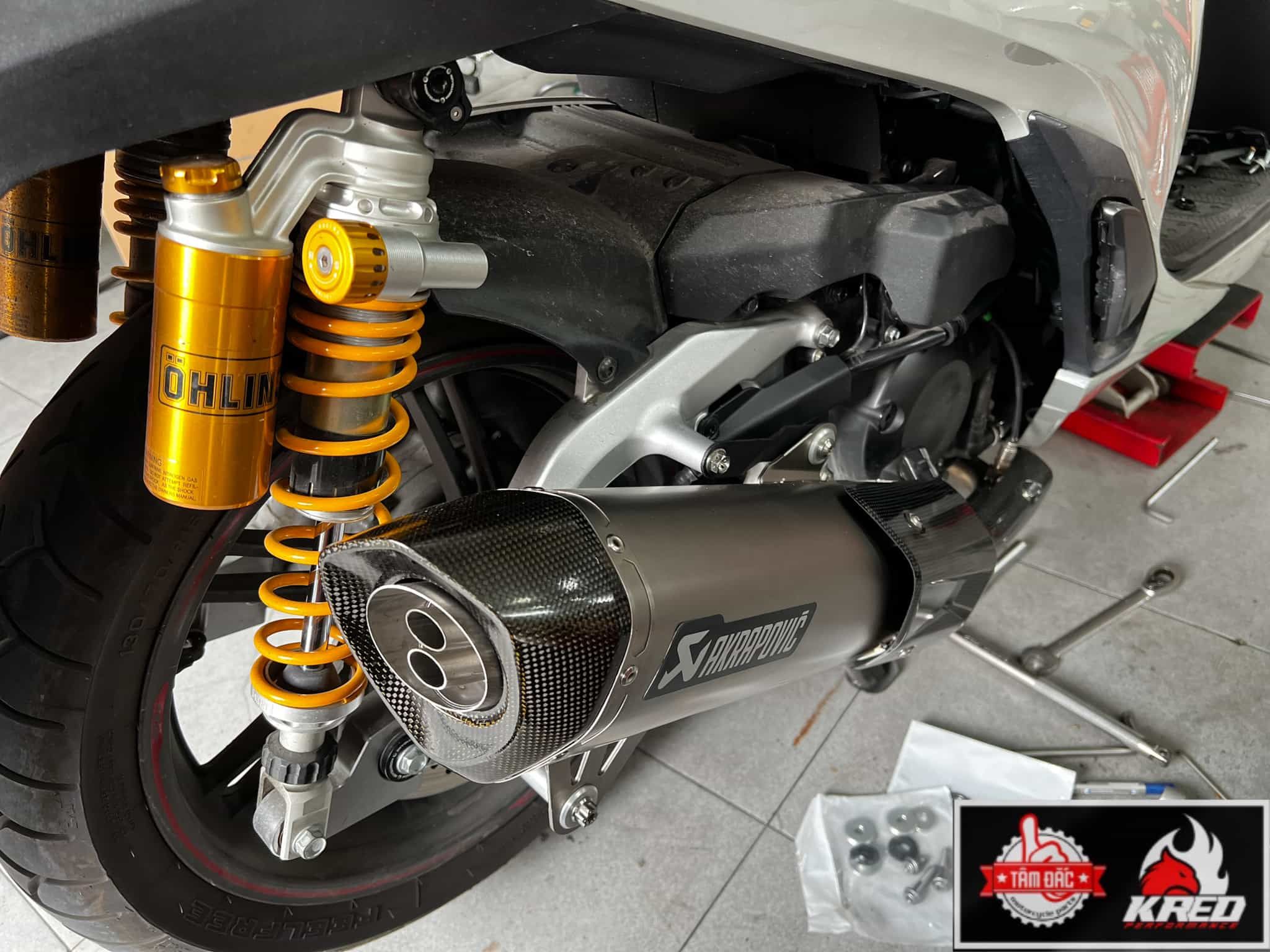 Pô Akrapovic C400 cho SH350i