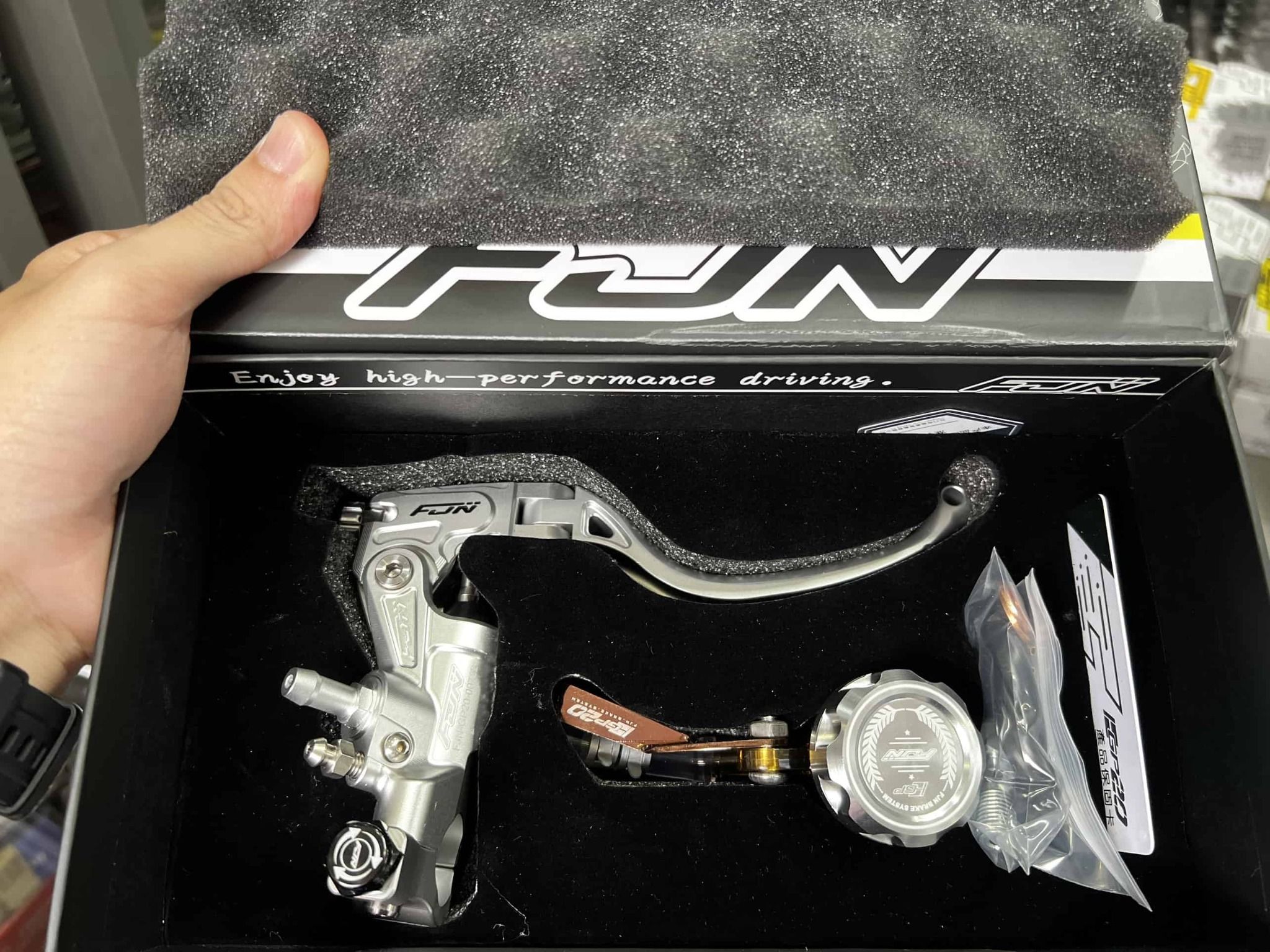 Tay thắng FJN GP20 bên phải