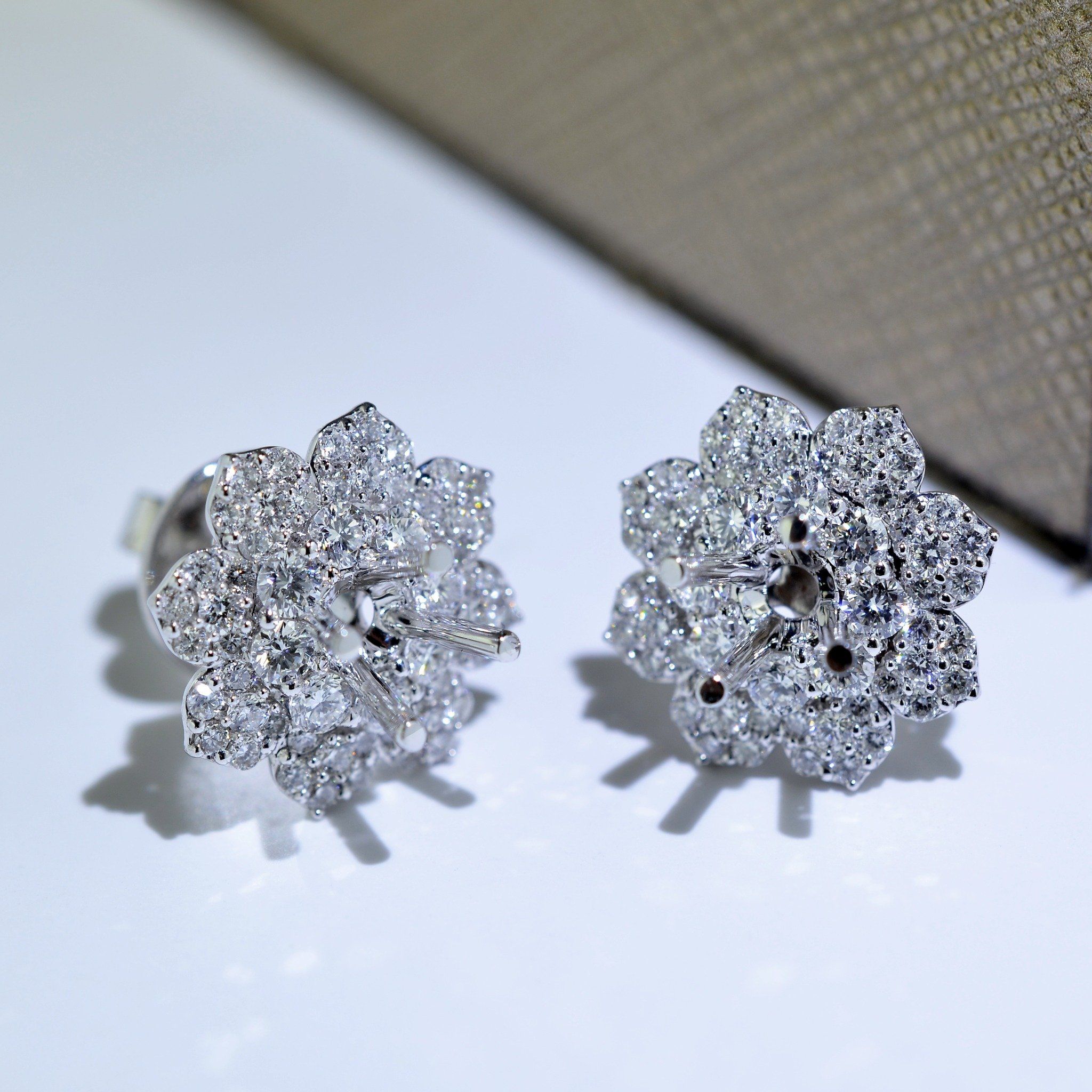  APRICOT BLOSSOM DIAMOND EARRINGS 4.5MM (BÔNG TAI KIM CƯƠNG HOA MAI 4.5LI) 