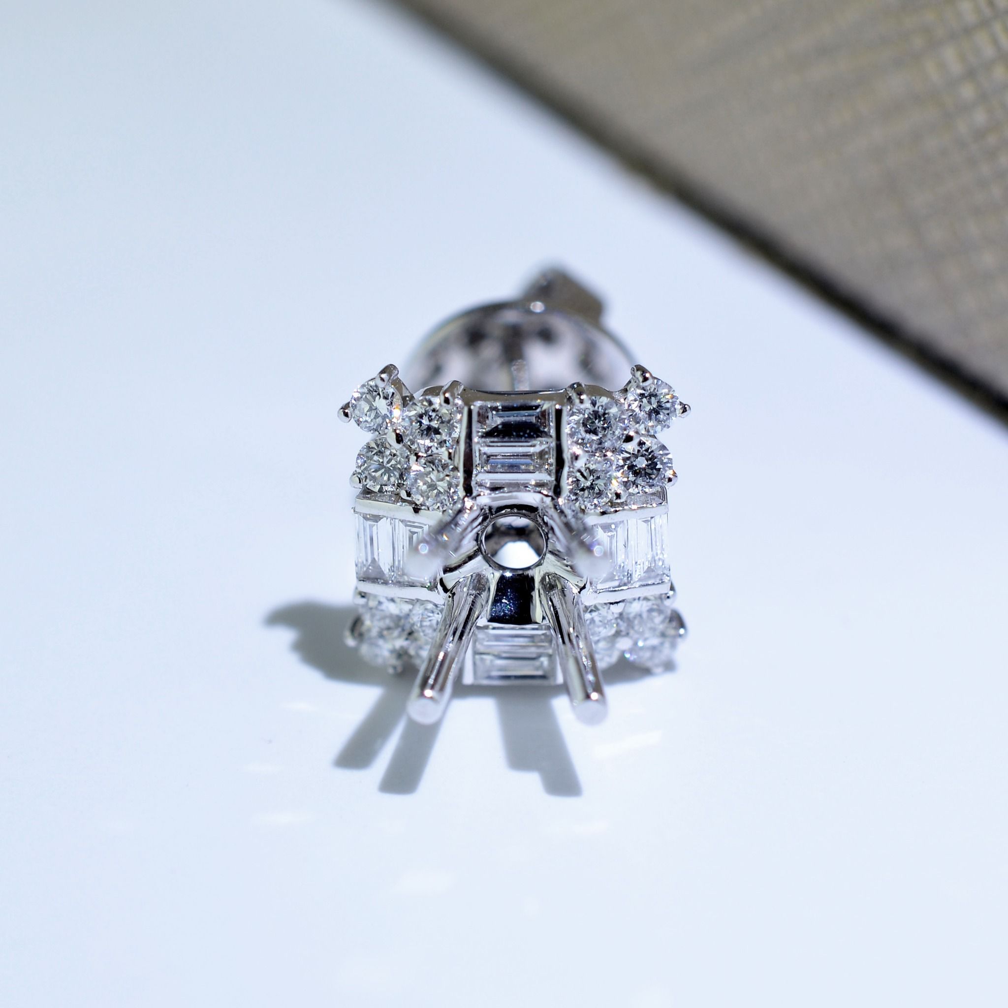  BAGUETTE DIAMOND EARRINGS 815 5.4MM (BÔNG TAI KIM CƯƠNG VUÔNG BAGUETTE 5.4LI) 