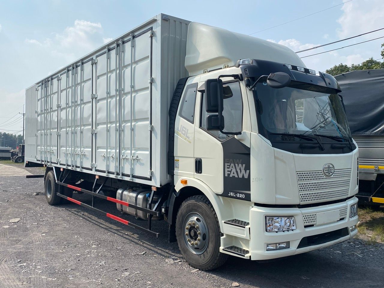 XE TẢI FAW J6L220 THÙNG CHỞ PALLET CHỨA CẤU KIỆN ĐIỆN TỬ