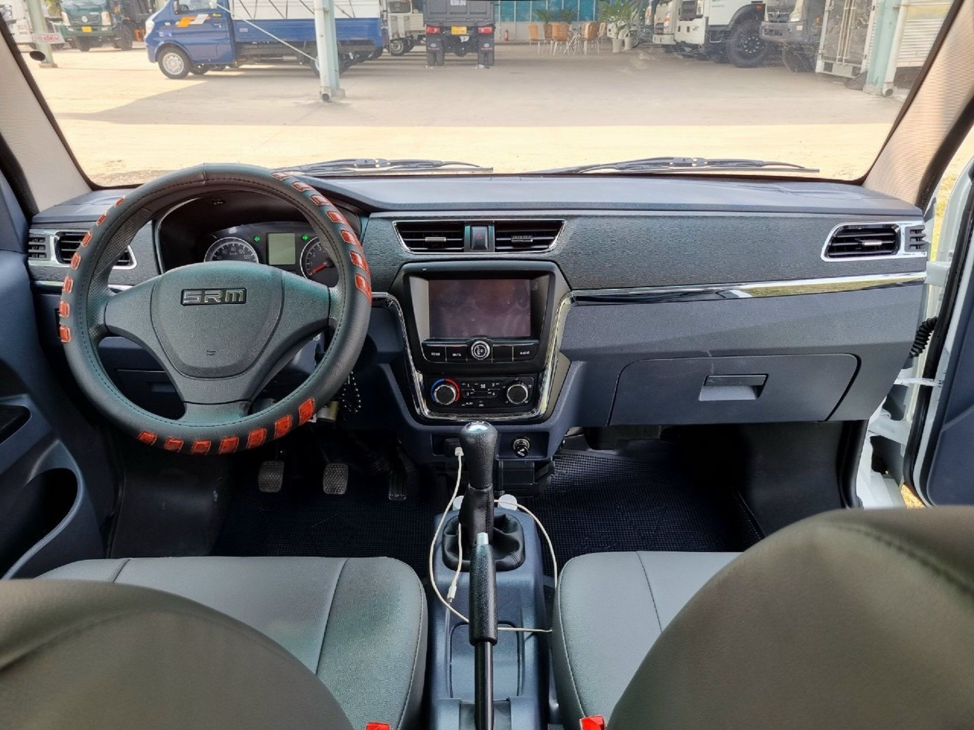 XE VAN SRM X30 2 CHỖ NGỒI 930KG KHÔNG CẤM GIỜ