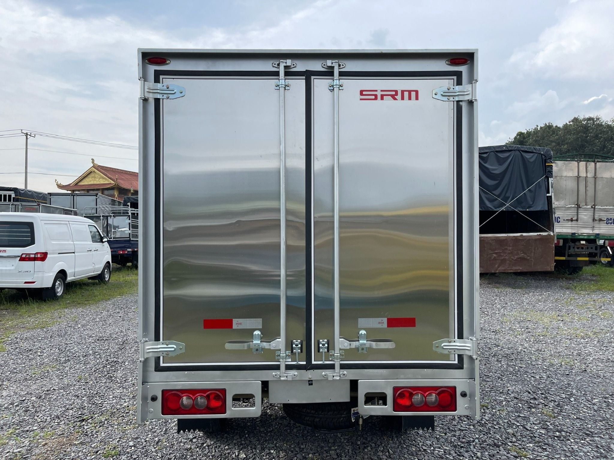 XE TẢI SRM T30 940KG THÙNG KÍN 2.9M