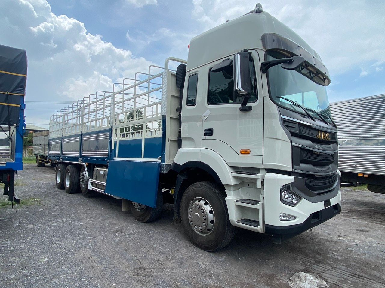 XE TẢI JAC A5 5 CHÂN 10x4 NHẬP KHẨU