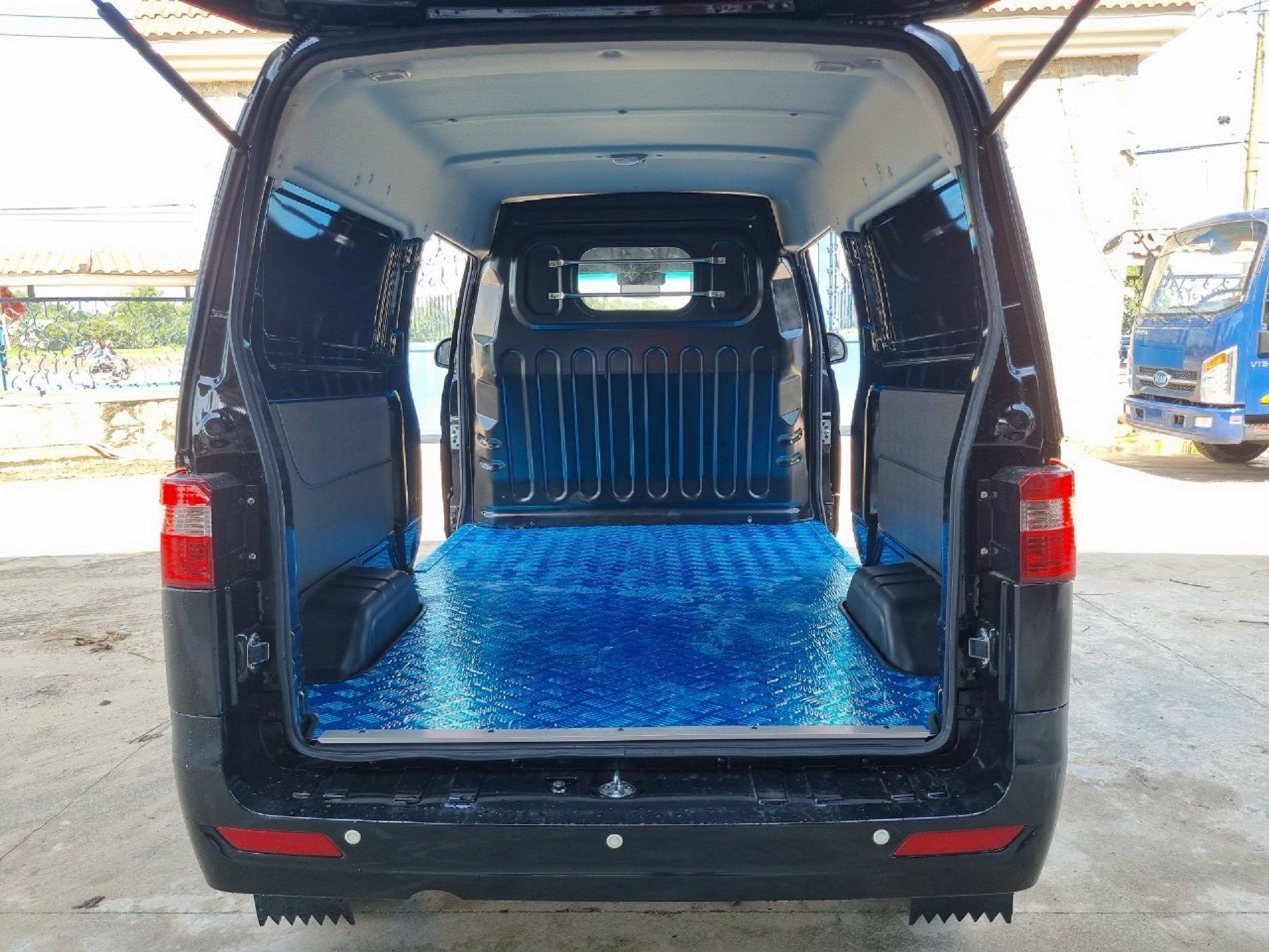 XE VAN SRM X30 2 CHỖ NGỒI 930KG KHÔNG CẤM GIỜ